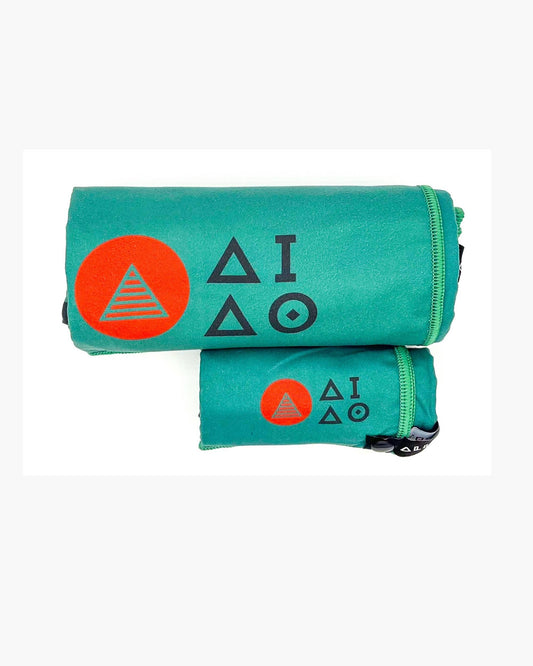 Green fast-drying microfibre towels for gym, sports & travel.